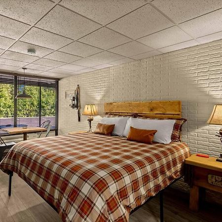 Stonegate Lodge Bed, Wifi, 50In Roku Tv, Salt Water Pool Room #109 Eureka Springs Ngoại thất bức ảnh