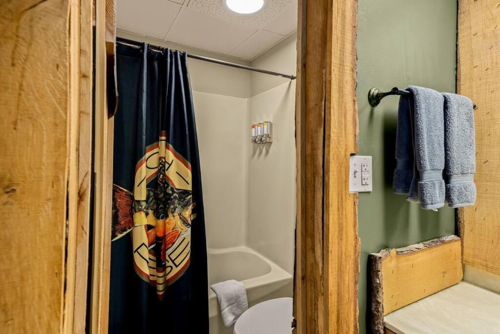 Stonegate Lodge Bed, Wifi, 50In Roku Tv, Salt Water Pool Room #109 Eureka Springs Ngoại thất bức ảnh