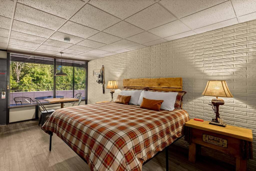 Stonegate Lodge Bed, Wifi, 50In Roku Tv, Salt Water Pool Room #109 Eureka Springs Ngoại thất bức ảnh