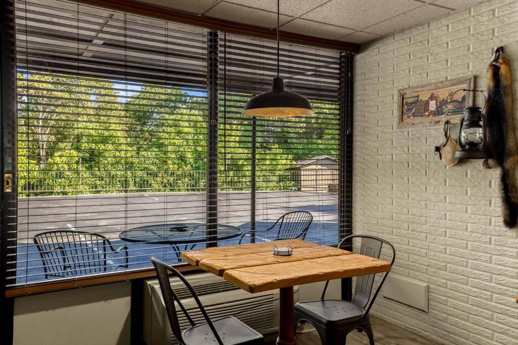 Stonegate Lodge Bed, Wifi, 50In Roku Tv, Salt Water Pool Room #109 Eureka Springs Ngoại thất bức ảnh