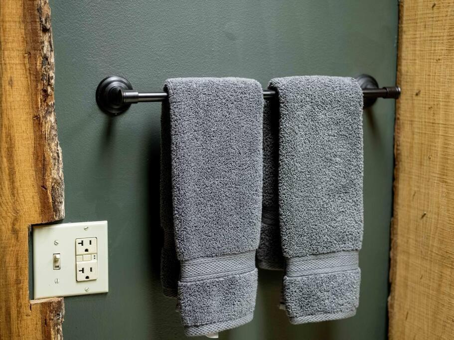 Stonegate Lodge Bed, Wifi, 50In Roku Tv, Salt Water Pool Room #109 Eureka Springs Ngoại thất bức ảnh