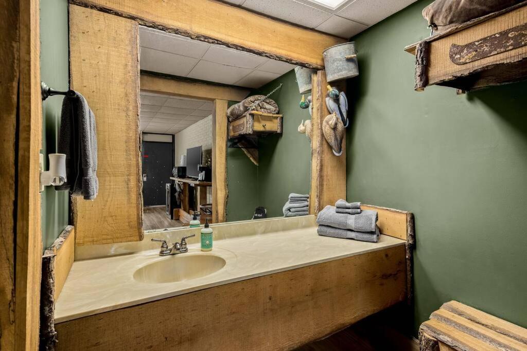Stonegate Lodge Bed, Wifi, 50In Roku Tv, Salt Water Pool Room #109 Eureka Springs Ngoại thất bức ảnh