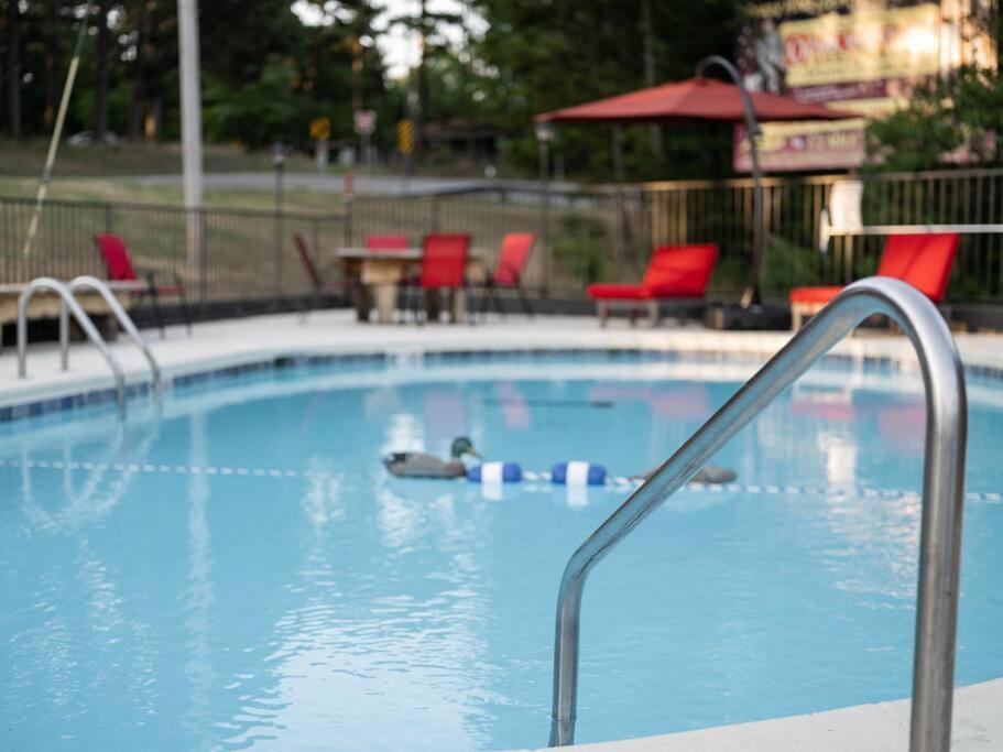 Stonegate Lodge Bed, Wifi, 50In Roku Tv, Salt Water Pool Room #109 Eureka Springs Ngoại thất bức ảnh