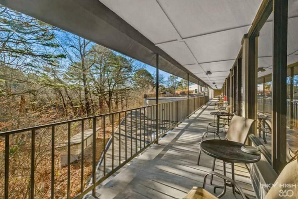 Stonegate Lodge Bed, Wifi, 50In Roku Tv, Salt Water Pool Room #109 Eureka Springs Ngoại thất bức ảnh